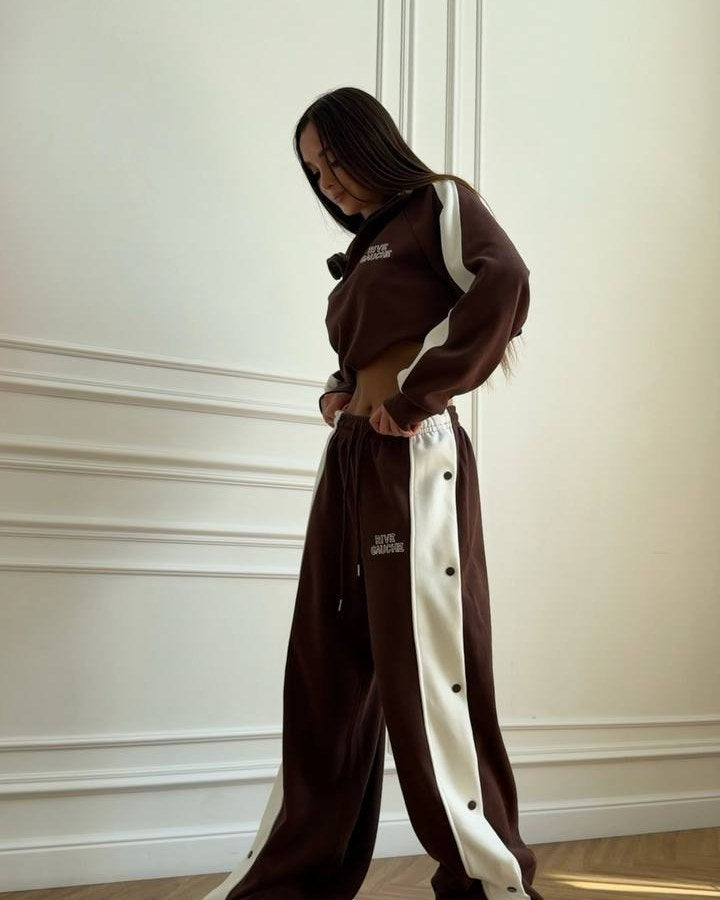 Sportanzug Nola schokoladenbraun, Cropped-Sweatshirt und weite Hose mit Druckknöpfen, Seitenansicht