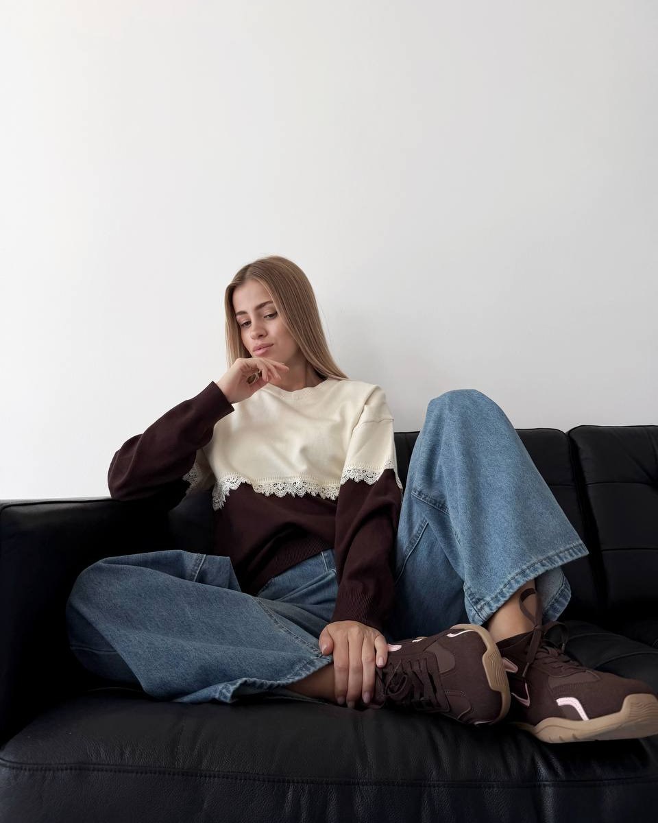 Sweatshirt Amber, Oversize-Passform, getragen mit weiten Jeans