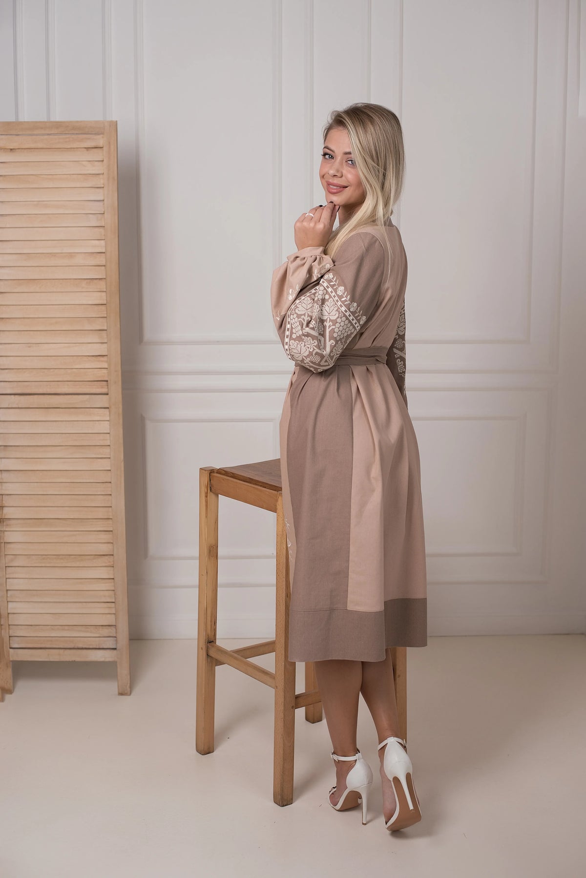 Beige embroidered linen dress with cream floral embroidery, women's puffed long sleeve, photo 2