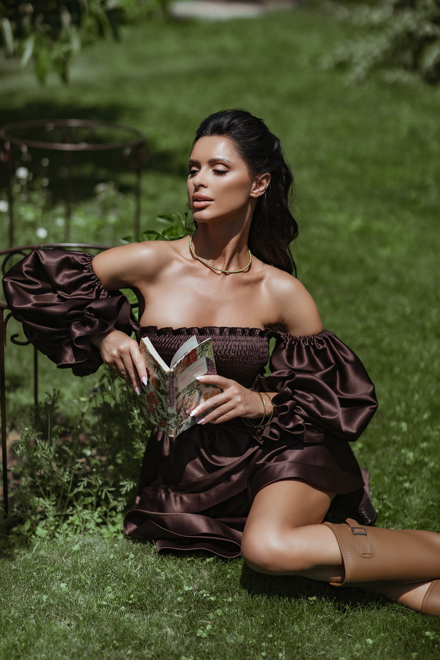 Suknelė „Ryški gėlė“ ruda