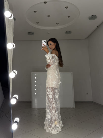 Agata floor-length lace dress with bare shoulders - side view