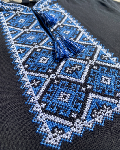 White and blue embroidered cotton t-shirt with geometric Ukrainian ornament, photo 3
