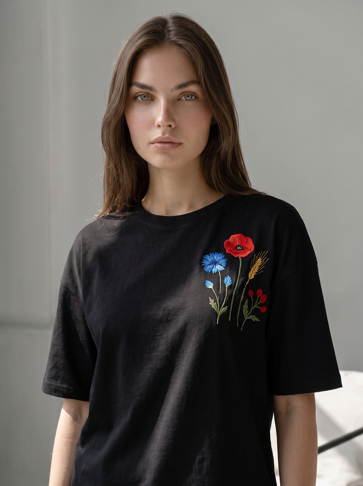Black oversized cotton t-shirt with floral Ukrainian embroidery, photo 3