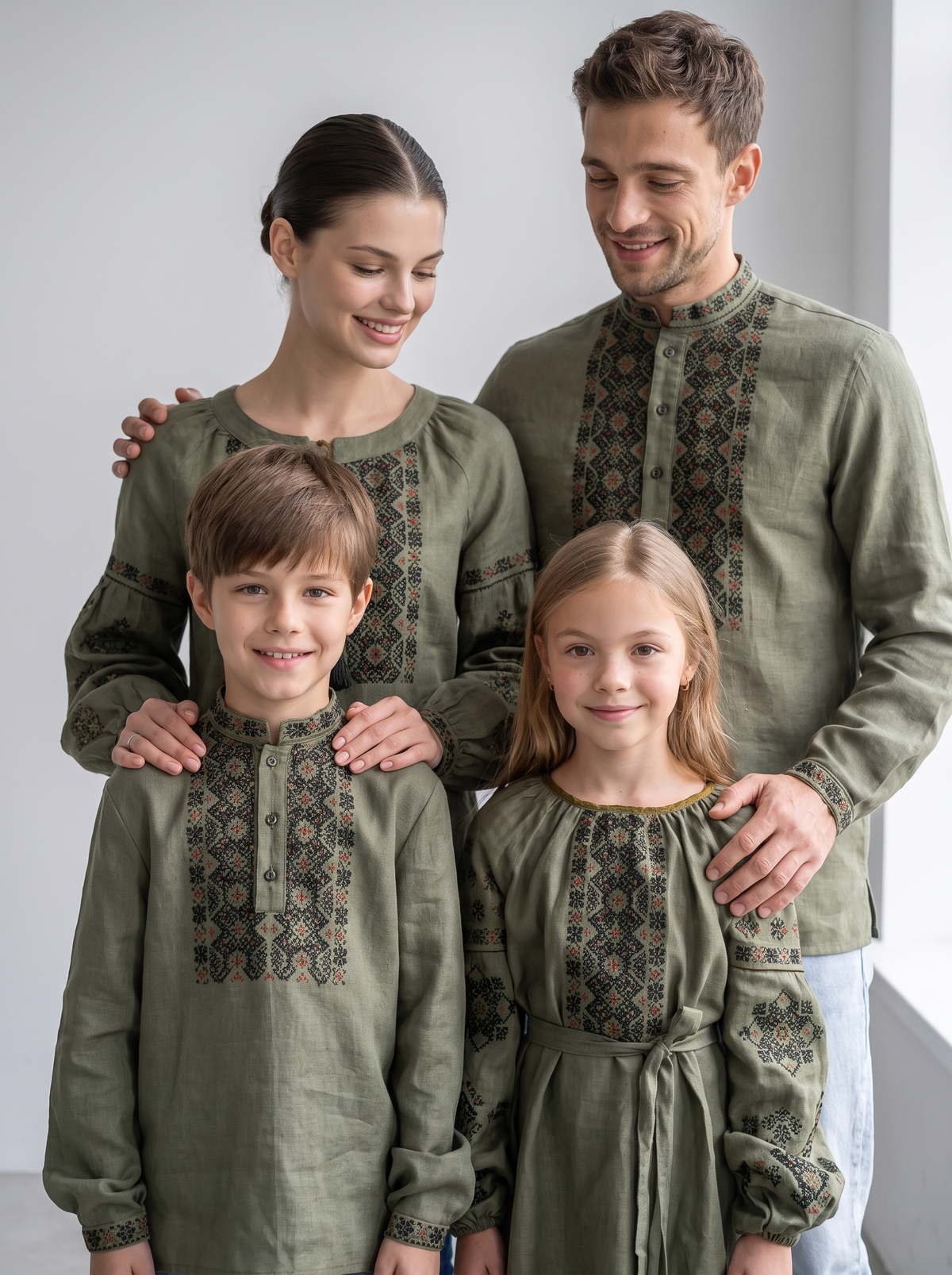 Family Set "Zelen" – šeimos vyšyvankų komplektas alyvuogių žalumo (lininis)