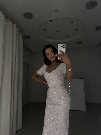 Pink midi dress Linda with fitted silhouette - upper body and waist view