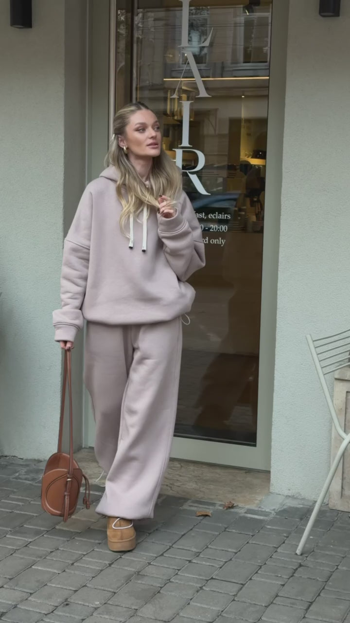 Beige tracksuit with hoodie and wide trousers, video