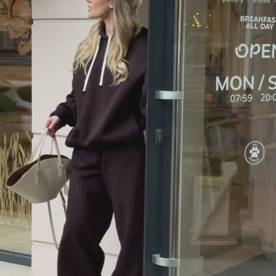 Chocolate tracksuit with hoodie and wide trousers, video