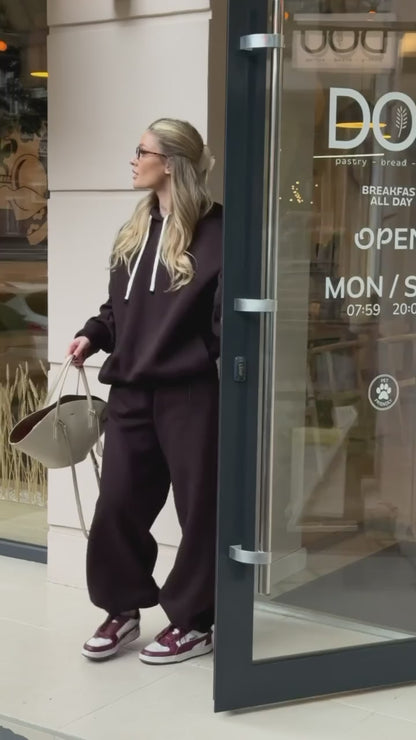 Chocolate tracksuit with hoodie and wide trousers, video