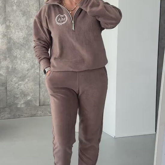 Mocha fleece tracksuit with half-zip sweatshirt and joggers, video