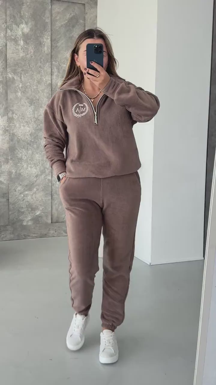 Mocha fleece tracksuit with half-zip sweatshirt and joggers, video
