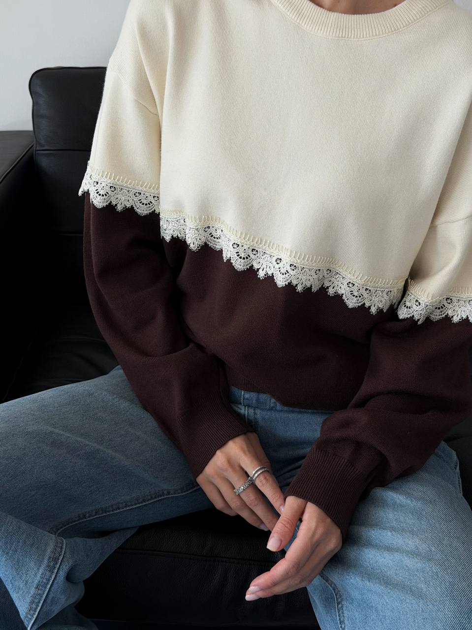 Sweatshirt Amber crew neckline and ribbed knit close-up