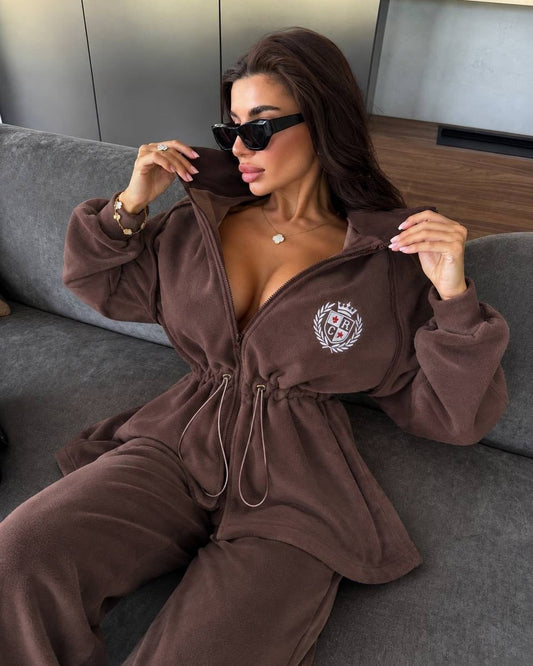 Mocha fleece tracksuit "Vessa" with embroidered crest - model sitting, zip jacket with drawstring waist